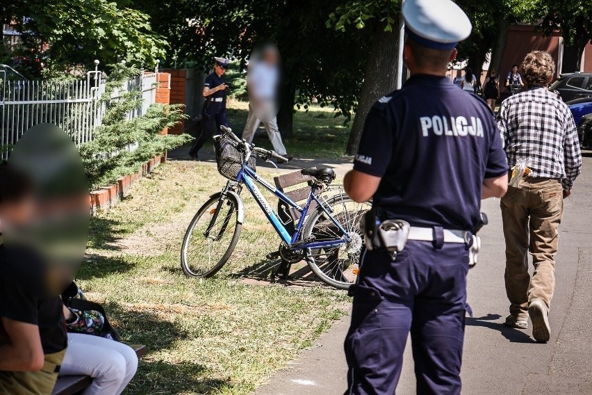 Do zderzenia rowerzystki z osobówką doszło w centrum Leszna...