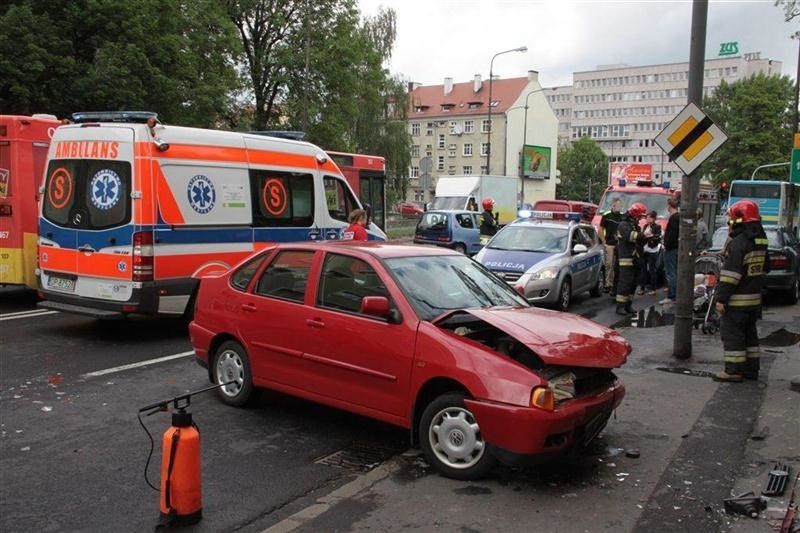 Na placu Kazimierza w Opolu zderzyły się trzy auta.