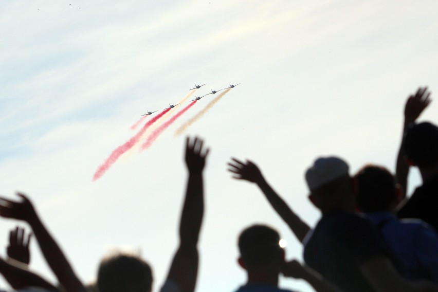 Air Festival Świdnik. Taniec Biało - Czerwonych Iskier na niebie [ZDJĘCIA, WIDEO]