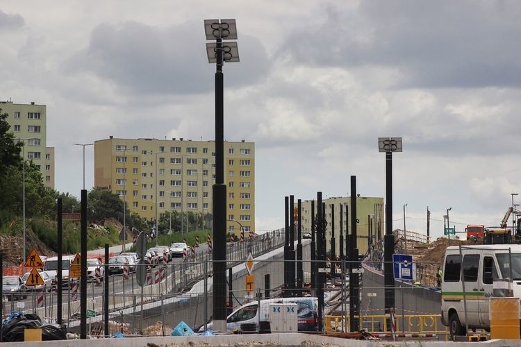 Dodatkowo, przestrzeń pomiędzy szynami a betonem jest...