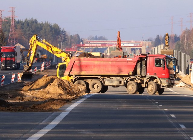 Budowa trasy S7 z Grójca do Tarczyna zbliża się do finiszu. Drogowcy planują oddać ten odcinek do końca tego roku. We wtorek drogę wizytował Andrzej Adamczyk, minister infrastruktury. Między Grójcem a Tarczynem budowana jest druga, dwupasmowa jezdnia równoległa do starej „siódemki”, która jest przebudowywana do parametrów drogi ekspresowej. W sumie to osiem milionów złotych wszystkich kosztów. Inwestycja rozpoczęła się w 2019 roku, a termin zakończenia do połowa przyszłego roku, ale wszystko wskazuje na to, że główny ciąg trasy pomiędzy tymi miejscowościami uda się oddać do użytku jeszcze w tym roku. Na ponad 90 procent drogowcy oceniają zaawansowanie prac na odcinku od Grójca do Tarczyna przy budowie trasy ekspresowej S7. Zobacz kolejne zdjęcia z budowy >>>