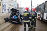Wypadek w Łodzi. Na al. Mickiewicza przy ul. Wólczańskiej audi wjechało pod tramwaj