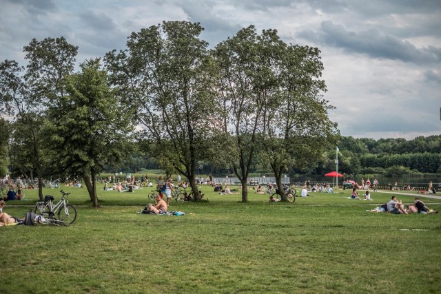 Do pobicia doszło 11 sierpnia 2020 r. Wtedy pan Miłosz, wypoczywający nad jeziorem Rusałka, został zaatakowany przez dwóch mężczyzn