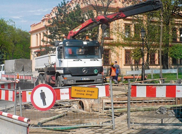 Budowa kanalizacji powoduje coraz większe utrudnienia w ruchu