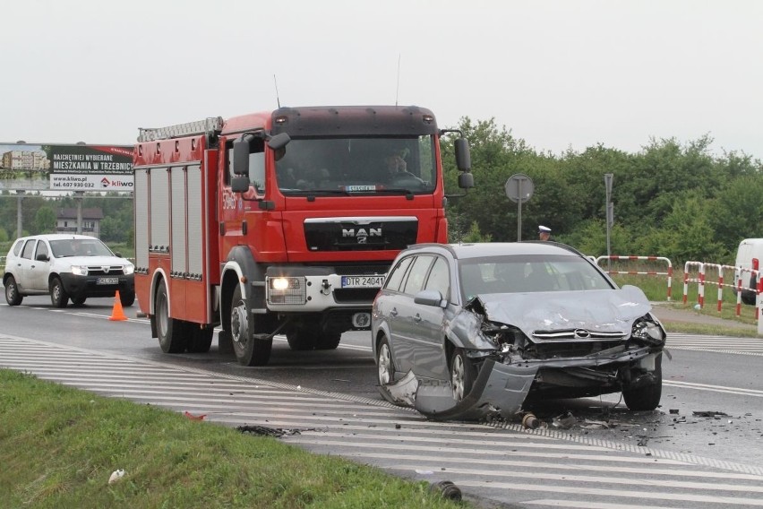 Północ Wrocławia stanęła w korkach. Pod Psarami zderzyło się pięć samochodów (ZDJĘCIA)