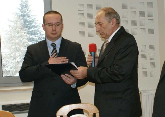 Marcin Piszczek (z lewej) nowy burmistrz Jędrzejowa składa przysięgę.