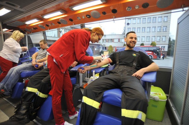 Strażacy oddają krew w Rzeszowie.