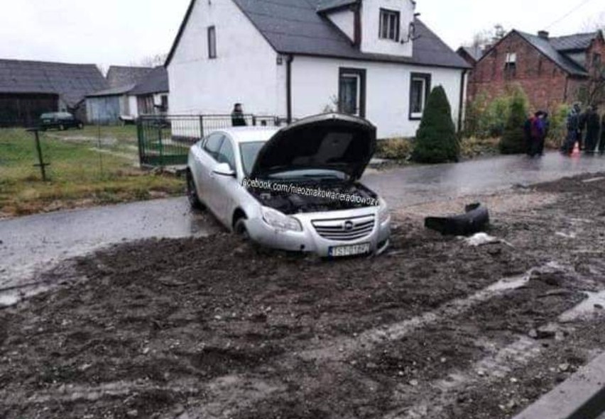 Nieoznakowany radiowóz wpadł w poślizg na "78" w Jaronowicach! Policjanci na badaniach