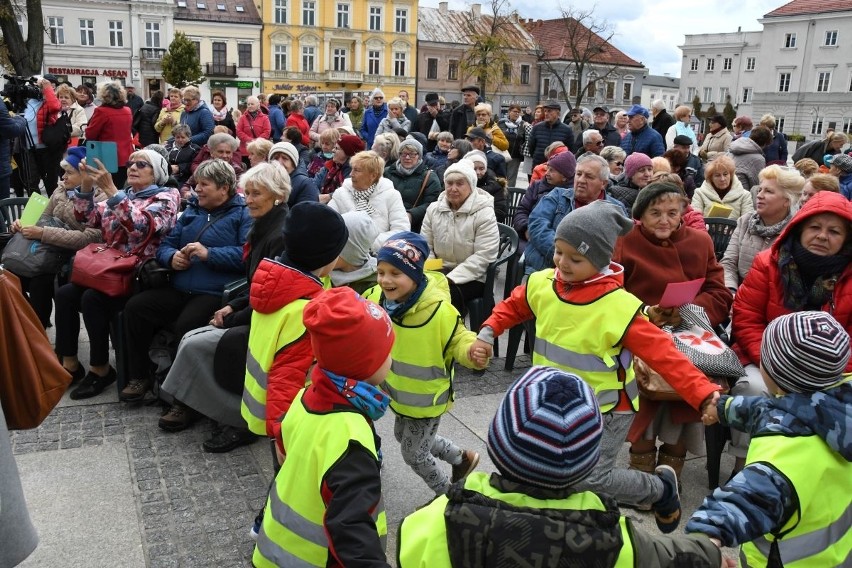 Seniorzy jak studenci na juwenaliach! Szalona zabawa na kieleckim Rynku (ZAPIS TRANSMISJI, zdjęcia)