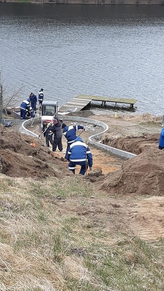 Zakończone zostały prace przy przebudowie drogi koło jeziora...