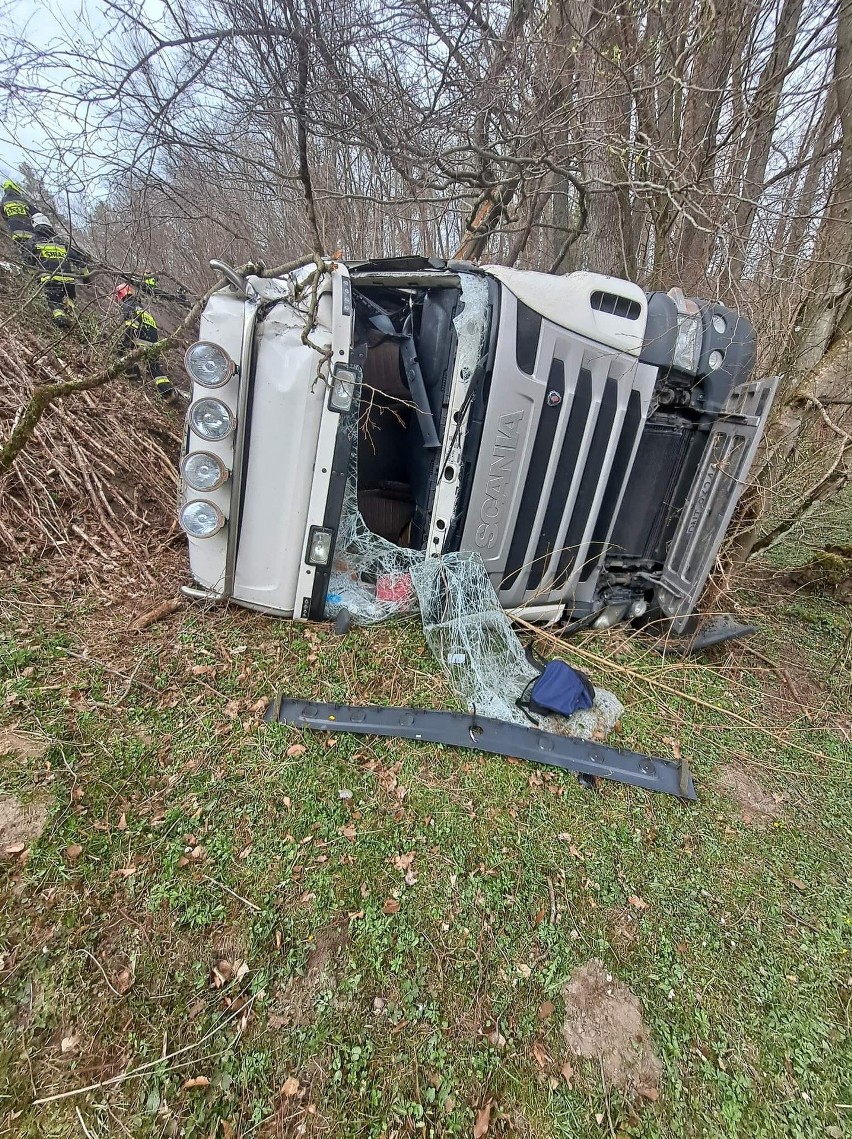 Cysterna wypadła z drogi. Wypadek na trasie 209 koło Barcina