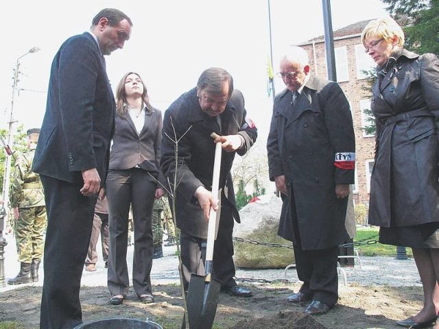 Prezes zielonogórskiego oddziału Związku Sybiraków Edward Daszkiewicz i Włodzimierz Bogucki, prezes Lubuskiej Rodziny Katyńskiej sadzą dąb pamięci poświęcony por. Franciszkowi Kopalińskiemu