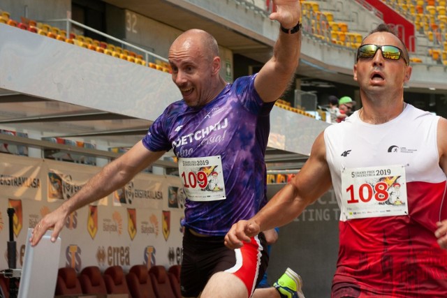 Finał Grand Prix Zwierzyńca w biegach odbył się w niedzielę na okazałym Stadionie Miejskim. W biegu głównym, na dystansie 10 km, najszybszymi byli: wśród mężczyzn: 1. Wojciech Augustynowicz, 2. Krzysztof Czajkowski, 3. Tomasz Makałus, a wśród kobiet: 1. Magda Parchowska, 2. Magdalena Borowska, 3. Aleksandra Zinówko.