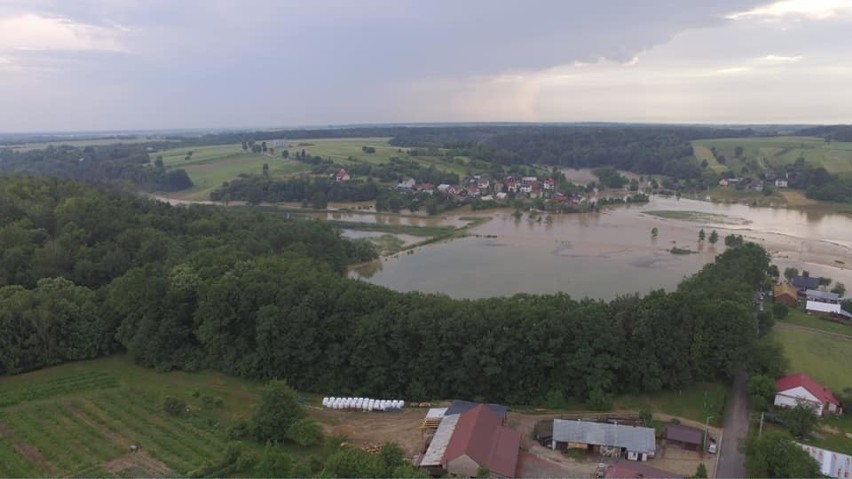 Zalana wieś Wierzchowiska w gminie Modliborzyce w powiecie...