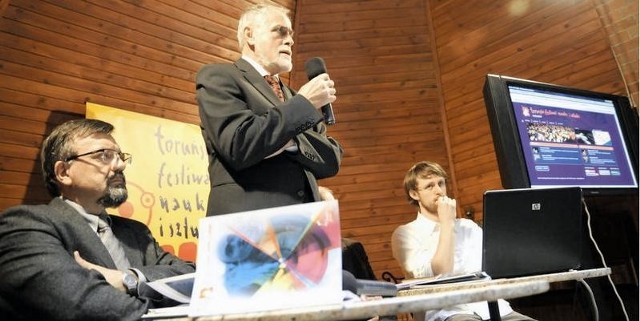 Organizatorzy (od lewej): prof. Piotr Targowski, prof. Włodzimierz Karaszewski i Janek Świerkowski prezentują program festiwalu