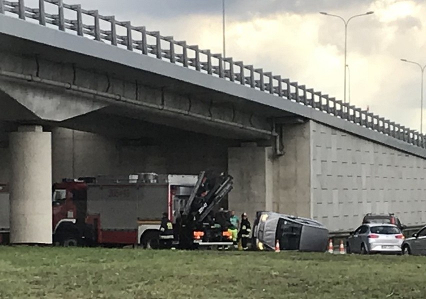 Wypadek na węźle Wrocław Północ. Auto na boku (ZDJĘCIA)