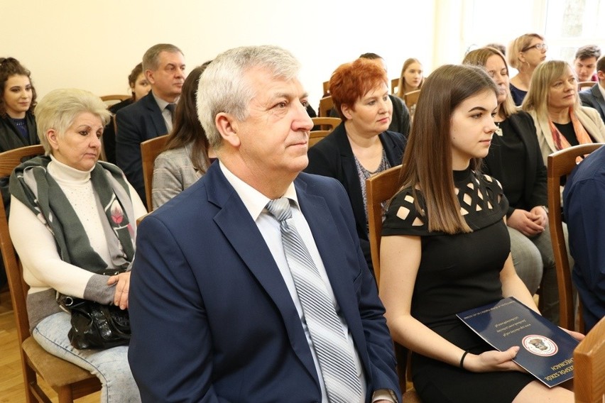 Dziewięciu wybitnych uczniów z powiatu kieleckiego otrzymało Stypendia Prezesa Rady Ministrów - zobaczcie zdjęcia  