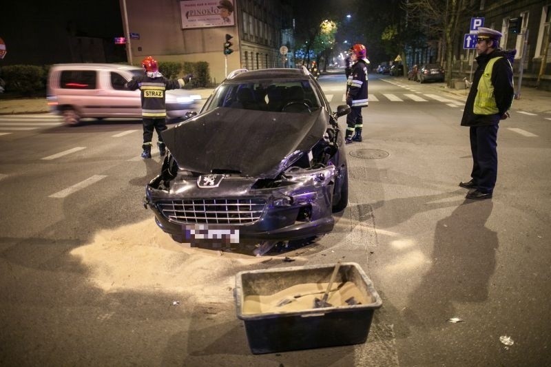 Wypadek na Żeromskiego przy Struga. Zderzyły się trzy samochody [FILM, zdjęcia]
