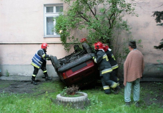 Maluch do góry kołami. Interweniowała straż pożarna.