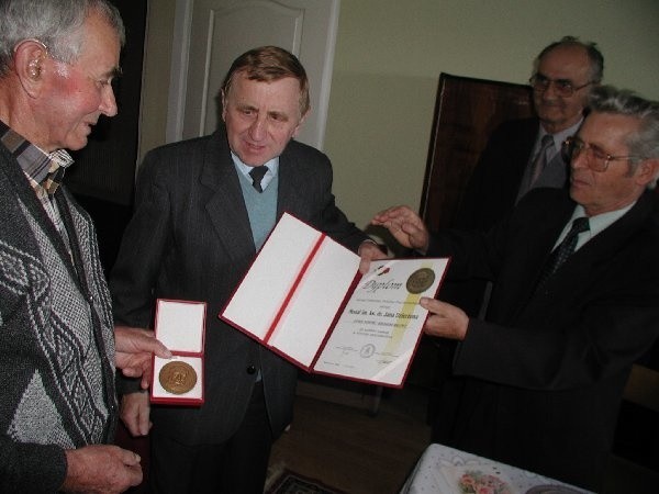 Medal wręczono w Sulinowie, w dniu 80 urodzin  jednego z najstarszych pałuckich pszczelarzy  Od lewej Edmund Bromberek, prezes żnińskiego  koła Władysław Feliniak oraz Henryk Jarmuż i  Tadeusz Drzewiecki.