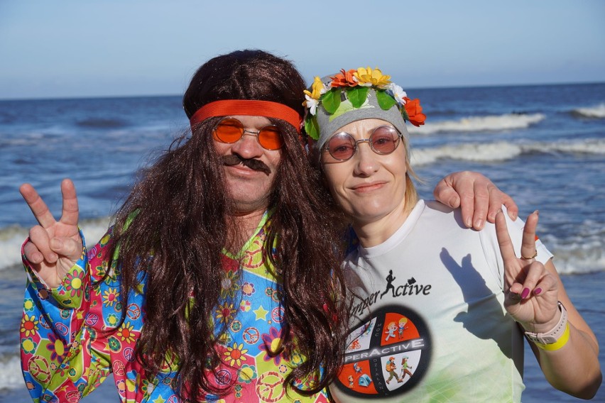 Morsy z ImperActive w kolorowych okularach i perukach wskoczyły do zimnego Bałtyku [WIDEO, ZDJECIA]