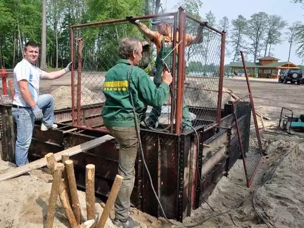 Ostatnie prace przy instalacjach wodno-kanalizacyjnych na Mysiej Wyspie. 