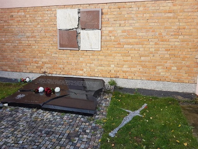 Przy kościele został uszkodzony krzyż będący częścią Epitafium Smoleńskiego