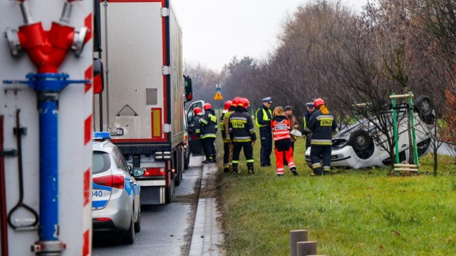 W środę 4 grudnia około godz. 8. na alei Jana Pawła II przy skrzyżowaniu z ul. Wróblewskiego kobieta kierująca hondą wpadła w latarnię. Latarnia się złamała i uderzyła w dwa kolejne auta, ale na szczęście nikt z ludzi nie ucierpiał. Przed godz. 11 kierowca skody, za skrzyżowaniem z ul. Obywatelską (jadąc w kierunku Katowic), po zderzeniu z samochodem ciężarowym wylądował na dachu. Zobacz zdjęcia na kolejnych slajdach 