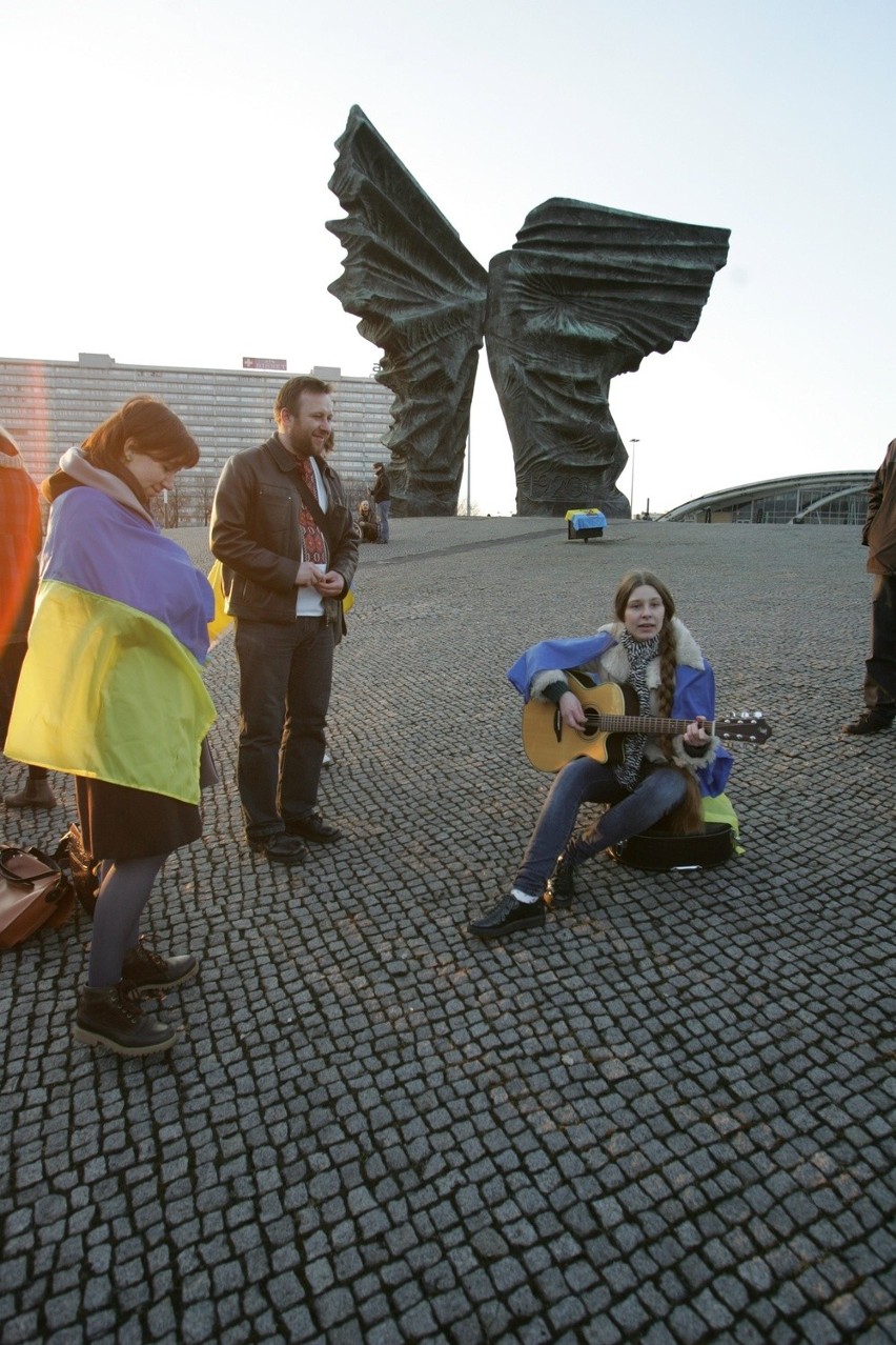 Studenci z Ukrainy w akcji Solidarni z Ukrainą w Katowicach