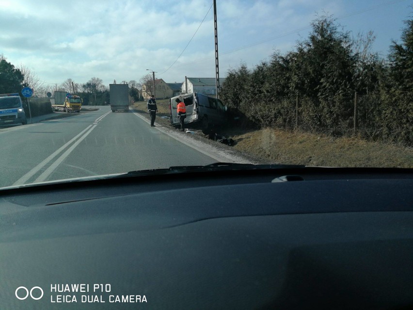 Wypadek na trasie Bydgoszcz - Koronowo. Jedno auto w rowie!