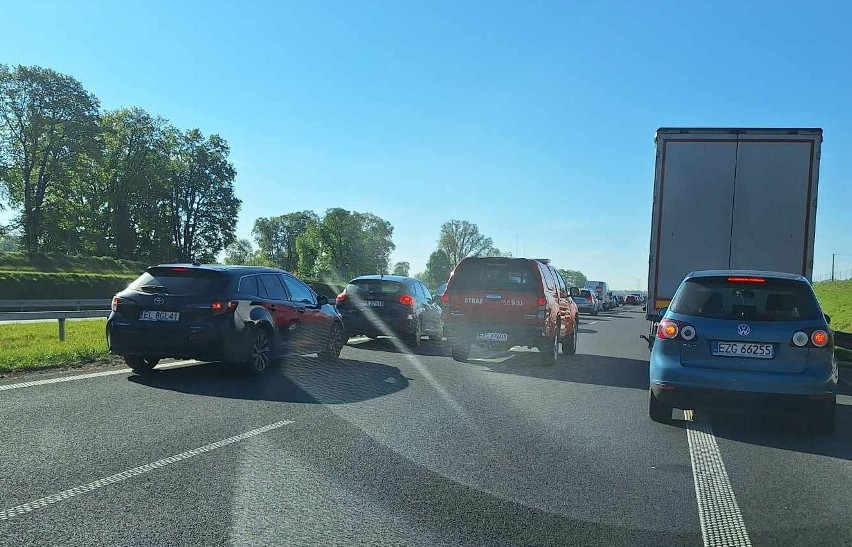 Wypadek na drodze ekspresowej S14. Kierowcę oślepiło słońce. Dwie osoby zostały ranne