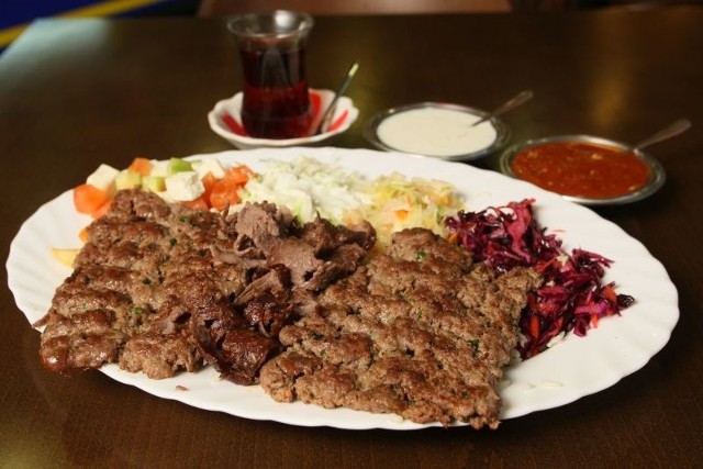 Tradycyjny turecki kebab, jaki możemy zjeść w restauracji Antalya, przygotowywany jest ze świeżej wołowiny.