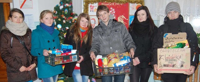 Krasocińscy gimnazjaliści zbierali w sklepach żywność dla ubogich rodzin