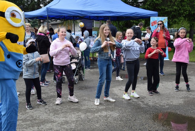 Ekipa Lenki i przyjaciele znowu zaprosili mieszkańców na piknik. Tym razem do Włosienicy (gm. Oświęcim). Ależ się działo. Ale co najważniejsze – na dalsze leczenie i rehabilitację 4-letniej Lenki Kożuch udało się zebrać 21 129 złotych! Zobaczcie zdjęcia.