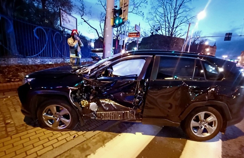 Przez kolizję pojazdu osobowego z tramwajem powstały duże...