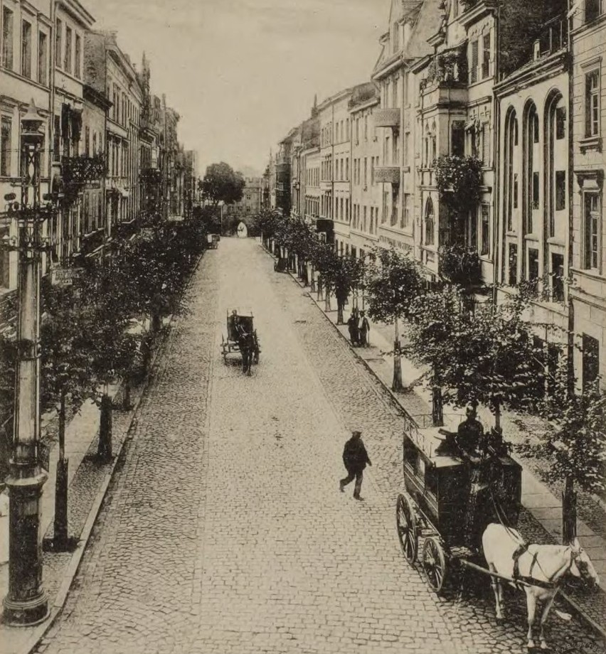 Ulica Mostowa na początku XX wieku. W 1903 roku tłumy...
