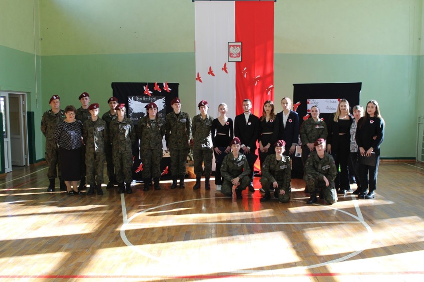 Ślubowanie oddziału mundurowego w Zespole Szkół Zawodowych w Odonowie. Było również widowisko artystyczne
