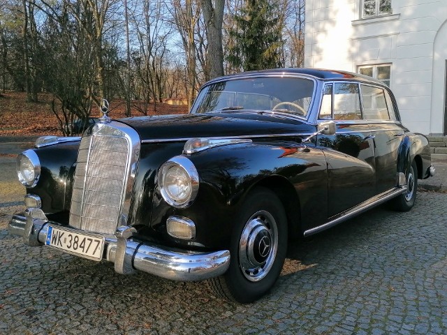 Podwarszawski dealer samochodów klasycznych, firma Classic Motors umieszcza w swojej​ ofercie prawdziwy pomnik historii polskiej motoryzacji. 60 letnia limuzyna, Mercedes-Benz 300d Adenauer, którą byli wożeni tacy oficjele jak Gomułka, czy Gierek jest obecnie dostępna na sprzedaż!Fot. materiały prasowe