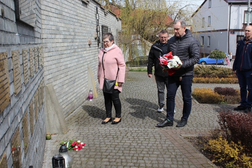 W Lipnie w Dzień Pamięci Ofiar Zbrodni Katyńskiej złożono kwiaty, by upamiętnić dwa tragiczne wydarzenia