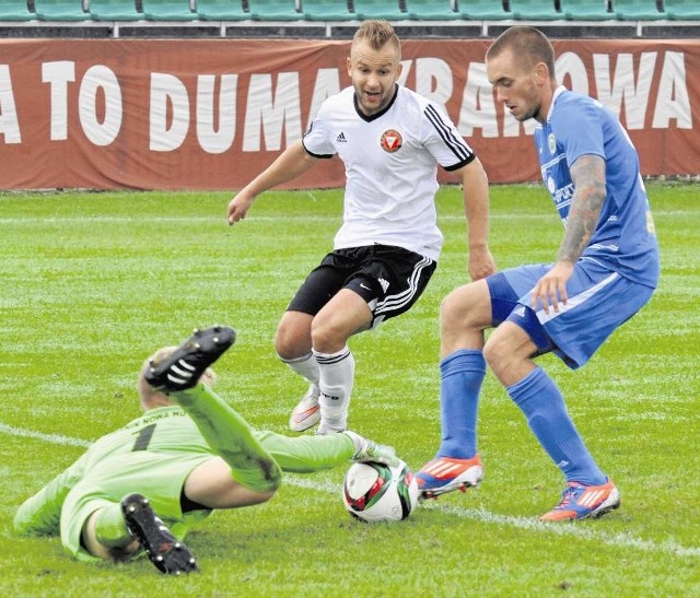 Jakub Ochman (Hutnik) w ataku na bramkę Damiana Paździora