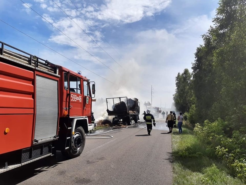 Kobylaki. Pożar ciągnika z przyczepą przewożącego słomę