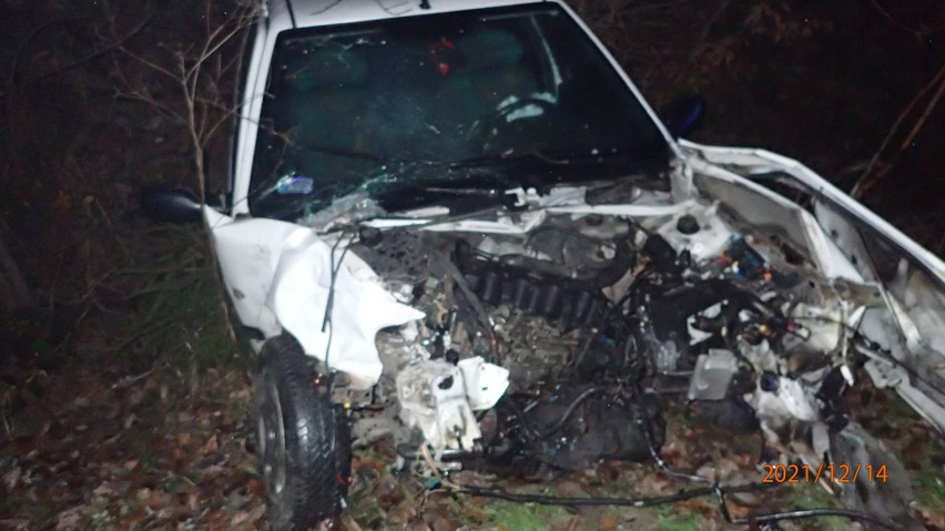 Karambol pięciu samochodów na drodze w Lubieni w powiecie starachowickim. Dwie osoby ranne