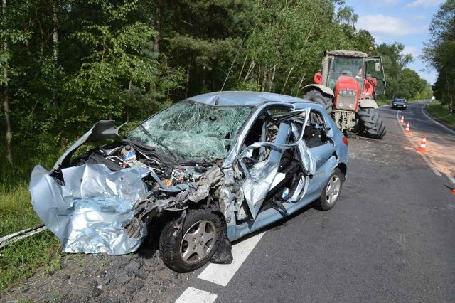 Do zdarzenia doszło kilka chwil przed godziną 16. Na razie nie są znane dokładne okoliczności wypadku. Wiadomo jedynie, że zderzyły się ze sobą samochód osobowy oraz ciągnik rolniczy w Dobiegniewie niedaleko Włocławka. - W wyniku wypadku dwie osoby w stanie ciężkim zostały przewiezione do szpitala - powiedziała nam nadkom. Małgorzata Marczak, oficer prasowy KMP we Włocławku.Obecnie droga krajowa nr 62 na trasie Włocławek - Płock jest zablokowana. Utrudnienia mogą potrwać mniej więcej do godziny 18. 