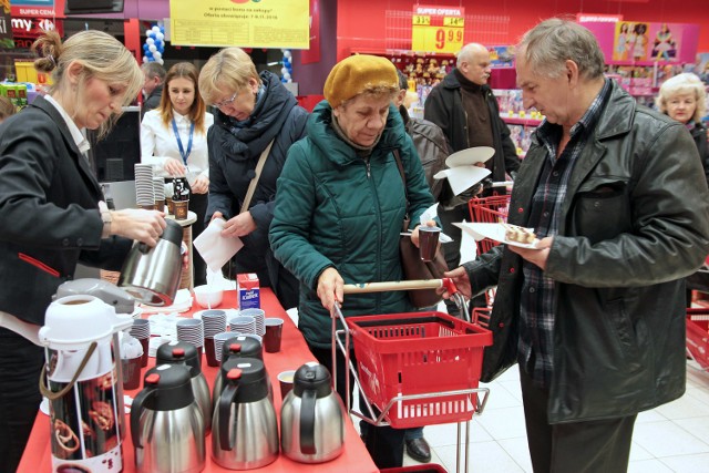 Carrefour w Grudziądzu obchodzi 10-lecie istnienia. Klientów częstowano tortem