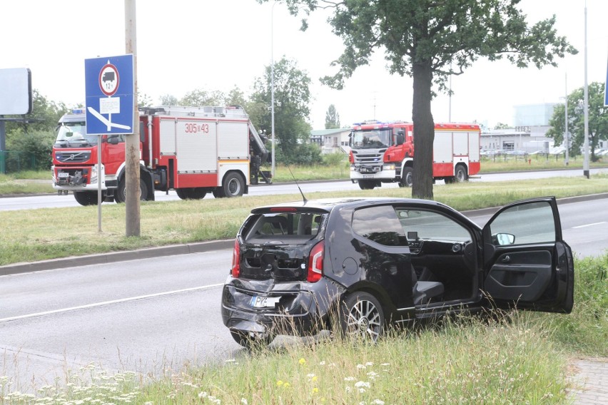 Wypadek przy Koronie. Opel uderzył w volkswagena, dwie kobiety są ranne [ZDJĘCIA]