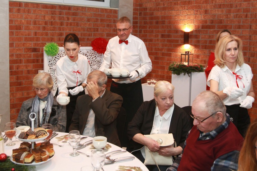 Radośnie i wzruszająco. Wigilijna kolacja seniorów i osób samotnych w Resturacji Kulisy w Rzeszowie