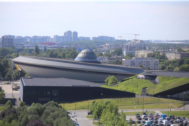 SpodekIkona architektury, symbol Śląska i Katowic i słynna hala widowiskowo - sportowa. To tu przez lata odbywały się największe i najważniejsze wydarzenia sportowe i muzyczne w skali kraju.  Zobacz kolejne atrakcje Katowic. Przesuwaj zdjęcia w prawo - naciśnij strzałkę lub przycisk NASTĘPNE