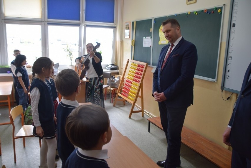 Dzieci na wózkach wnoszone przez woźnych. Minister o szansie na windy w SOSW Gniezno