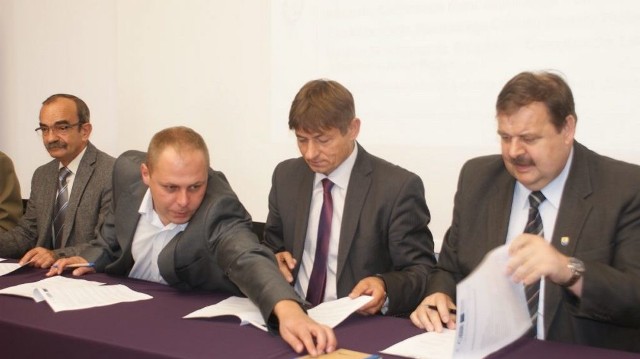Porozumienie podpisują (od lewej): wiceburmistrz Edward Pietrzyk, dyrektor LGD "Sandry Brdy&#8221; Sebastian Matthes, wójt Zbigniew Szczepański i starosta Stanisław Skaja.