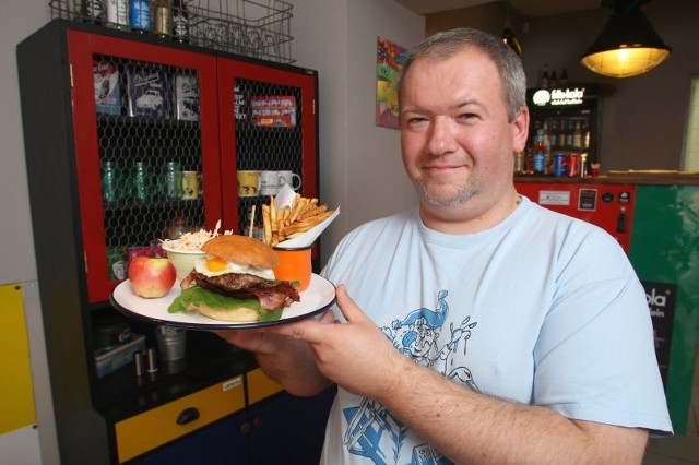 Maciej Kenig zaprasza na smaczne świętowanie pierwszych urodzin kieleckiego Burger&Co.
